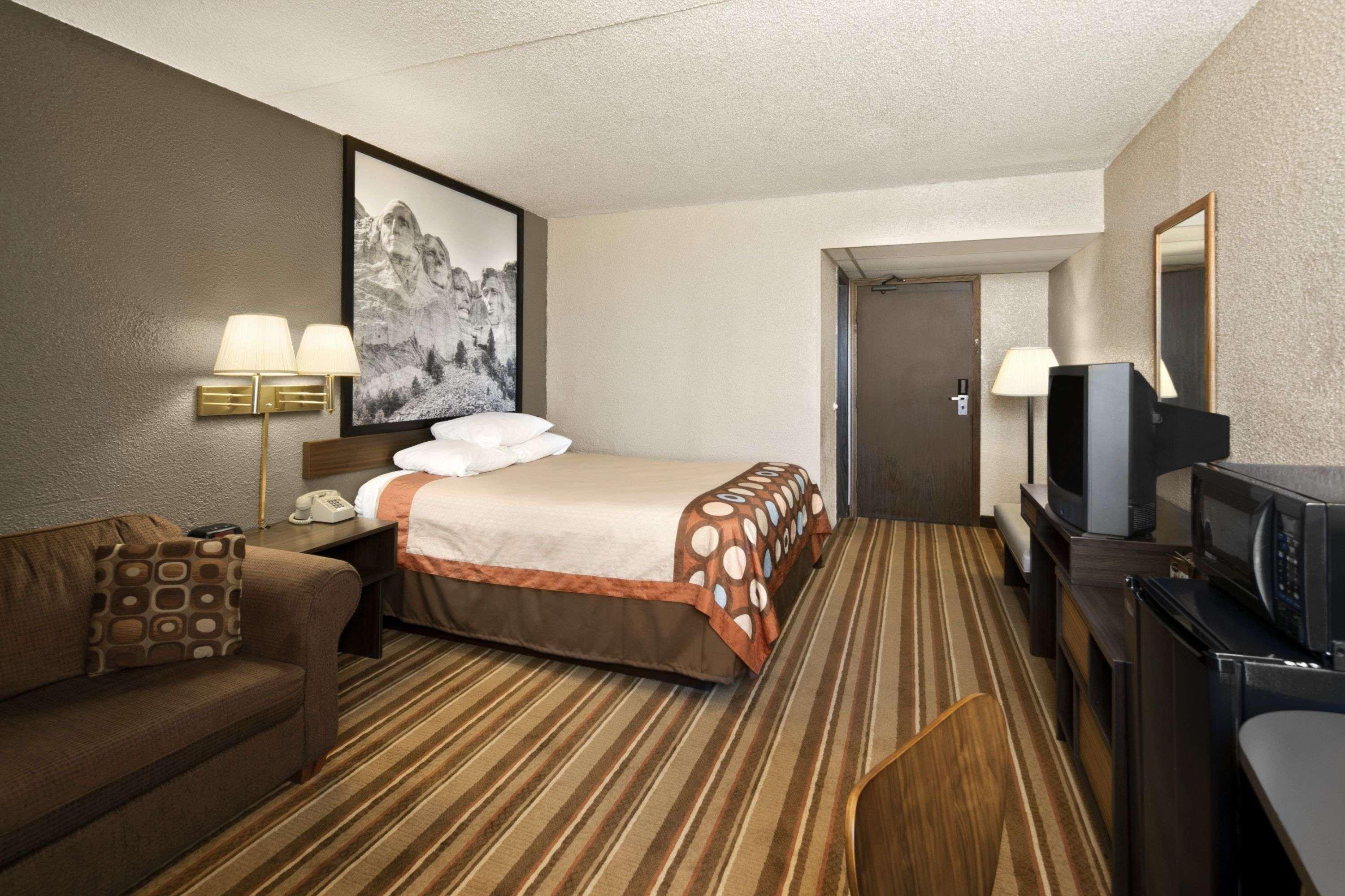Super 8 By Wyndham Redfield Otel Dış mekan fotoğraf