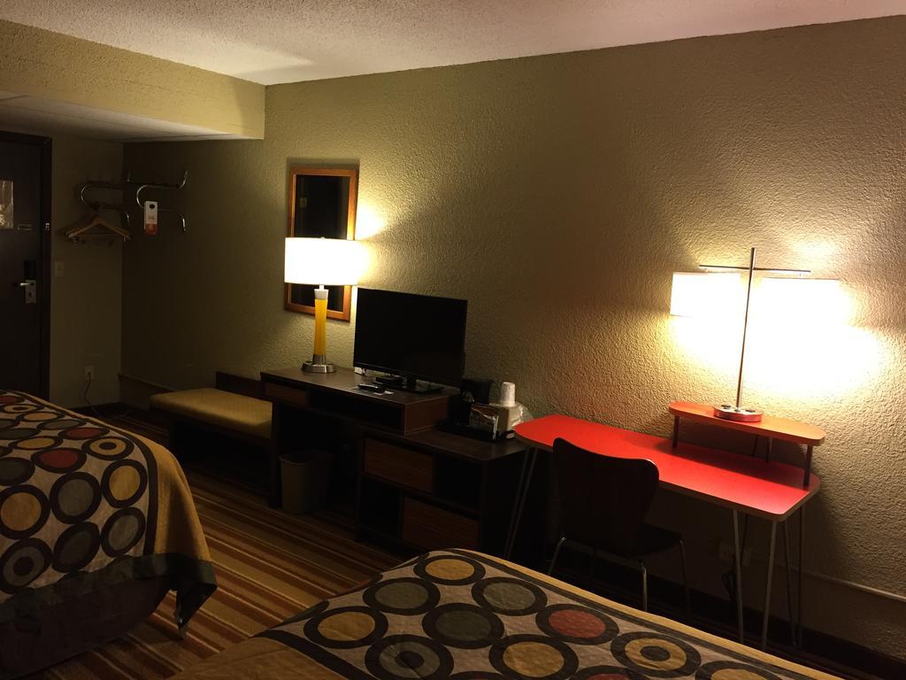 Super 8 By Wyndham Redfield Otel Dış mekan fotoğraf