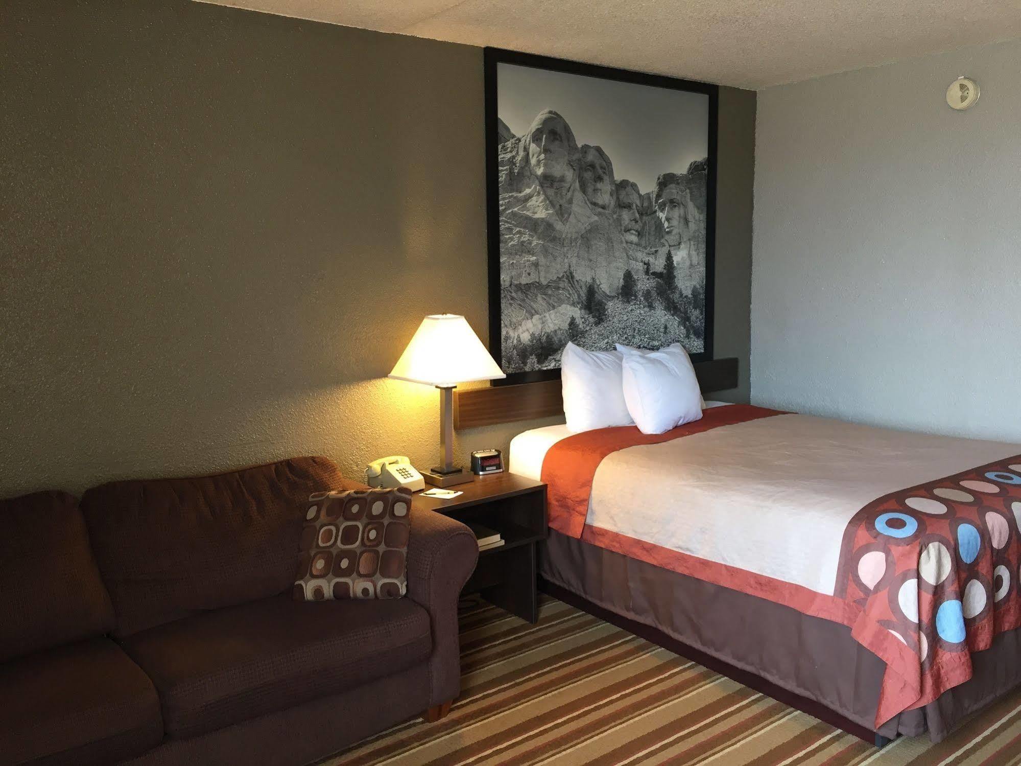 Super 8 By Wyndham Redfield Otel Dış mekan fotoğraf