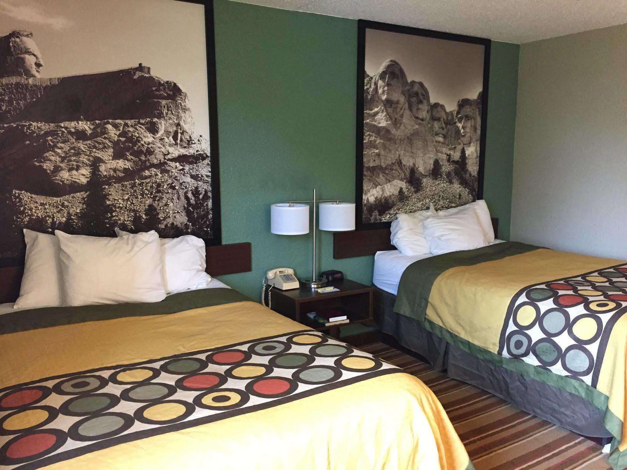 Super 8 By Wyndham Redfield Otel Dış mekan fotoğraf